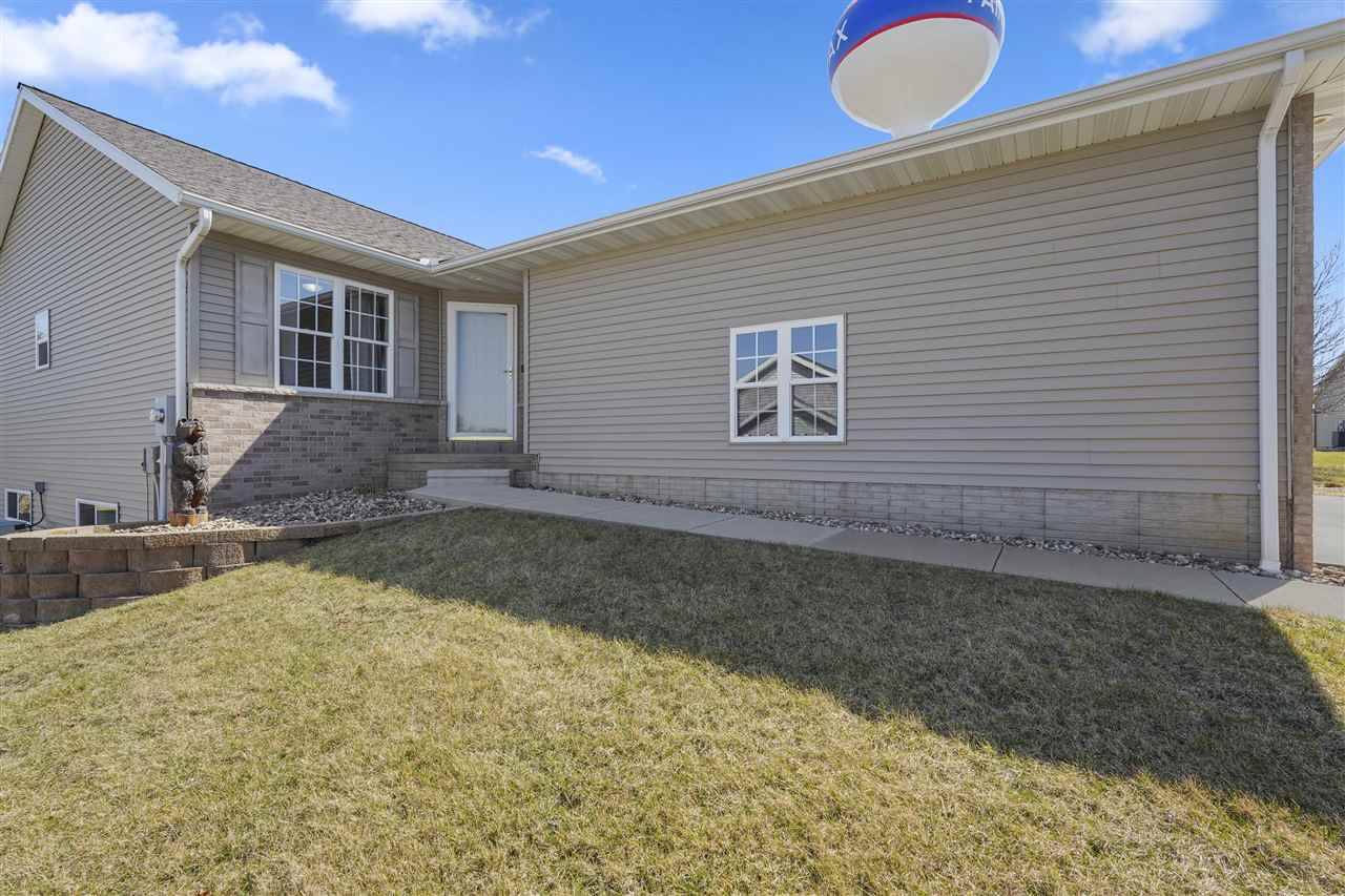 315 Highland Ct, Fairfax, IA 52228