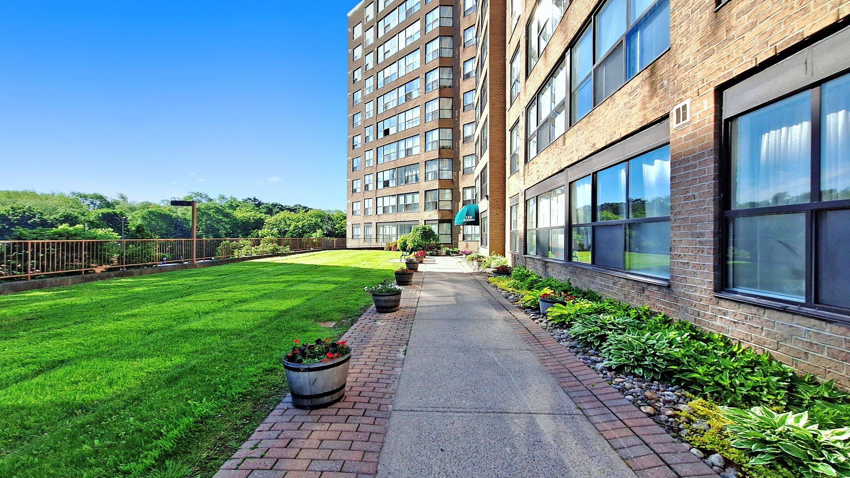 Newmarket, ON L3Y 7T7,250 Davis DR #305