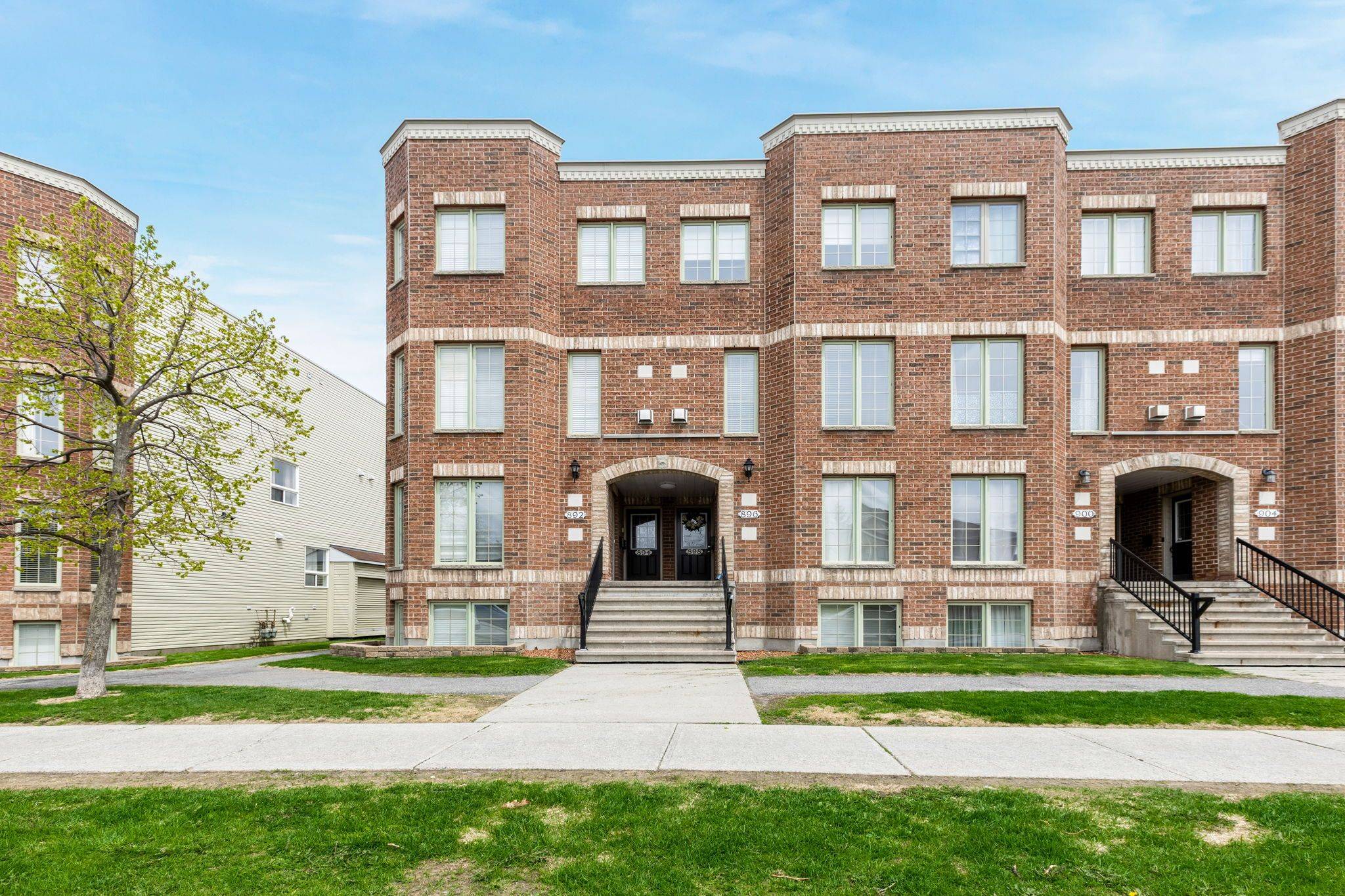 896 Longfields DR, Barrhaven, ON K2J 5K6