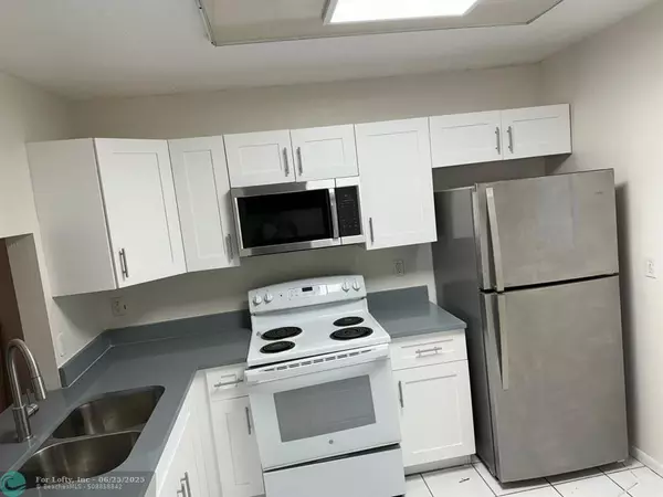 Sunrise, FL 33351,3905 N Nob Hill Rd #302