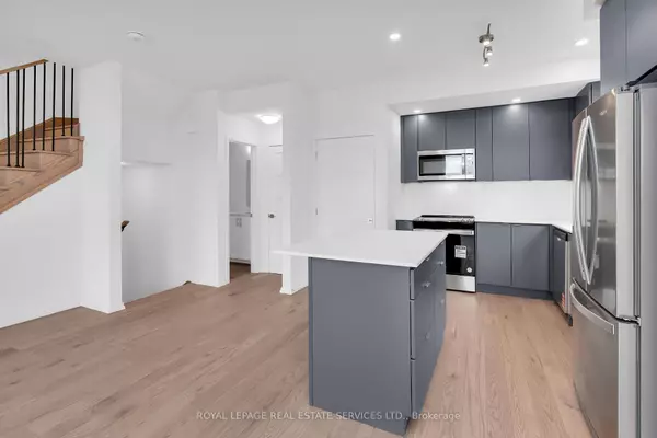 Newmarket, ON L3Y 0H4,18 Lytham Green CIR #3