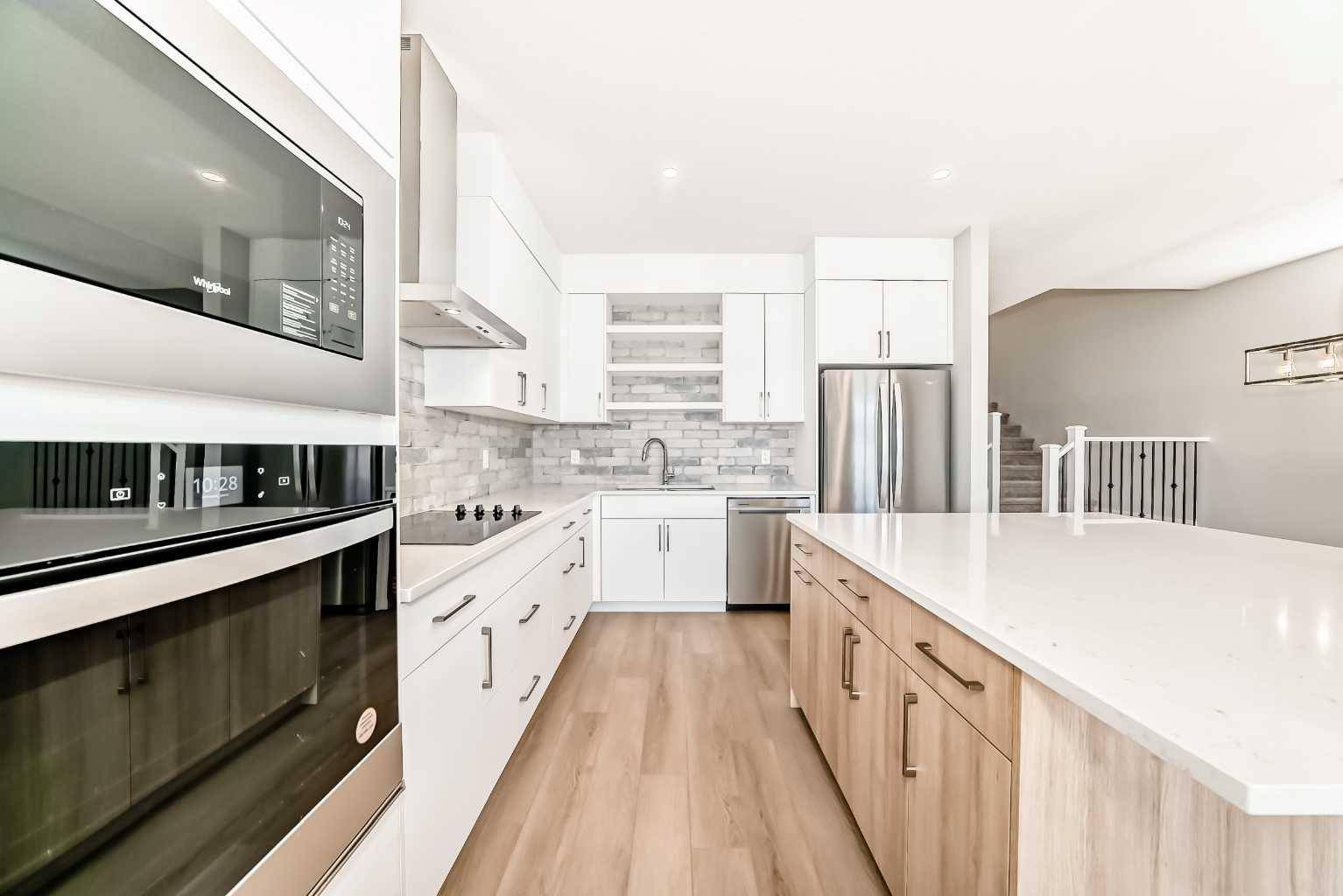 Calgary, AB T3B 6N9,215 Greenwich DR NW