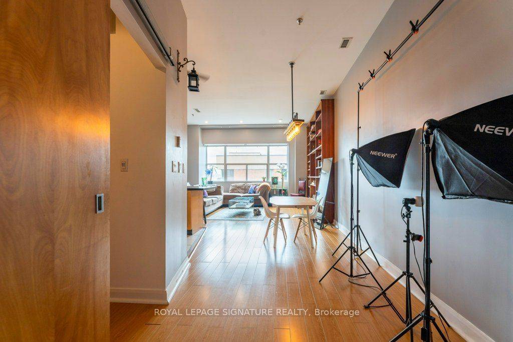 Toronto C01, ON M5V 2Y6,700 King ST W #801
