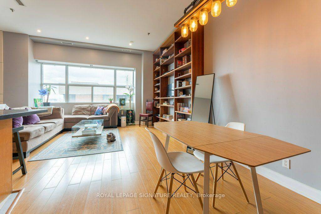 Toronto C01, ON M5V 2Y6,700 King ST W #801