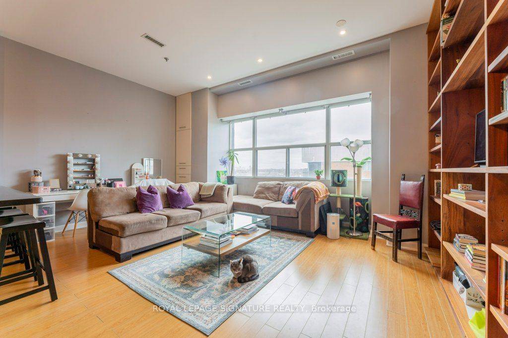 Toronto C01, ON M5V 2Y6,700 King ST W #801
