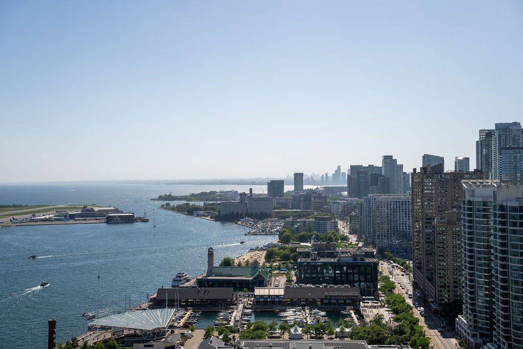 Toronto C01, ON M5J 2S2,77 Harbour SQ #3208