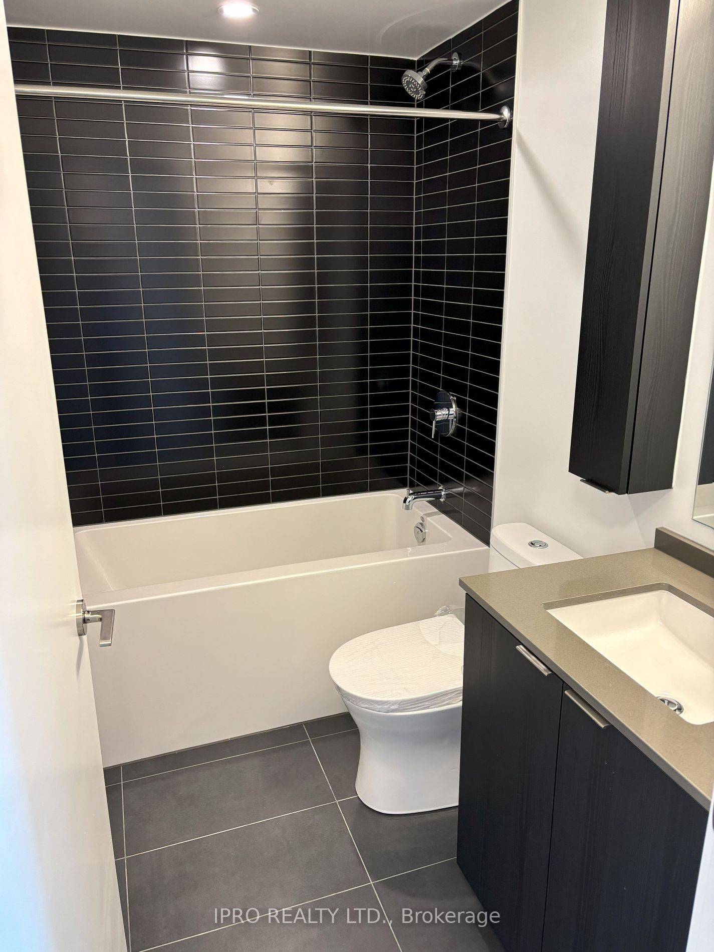 Mississauga, ON L5A 1W4,86 Dundas ST E #1111