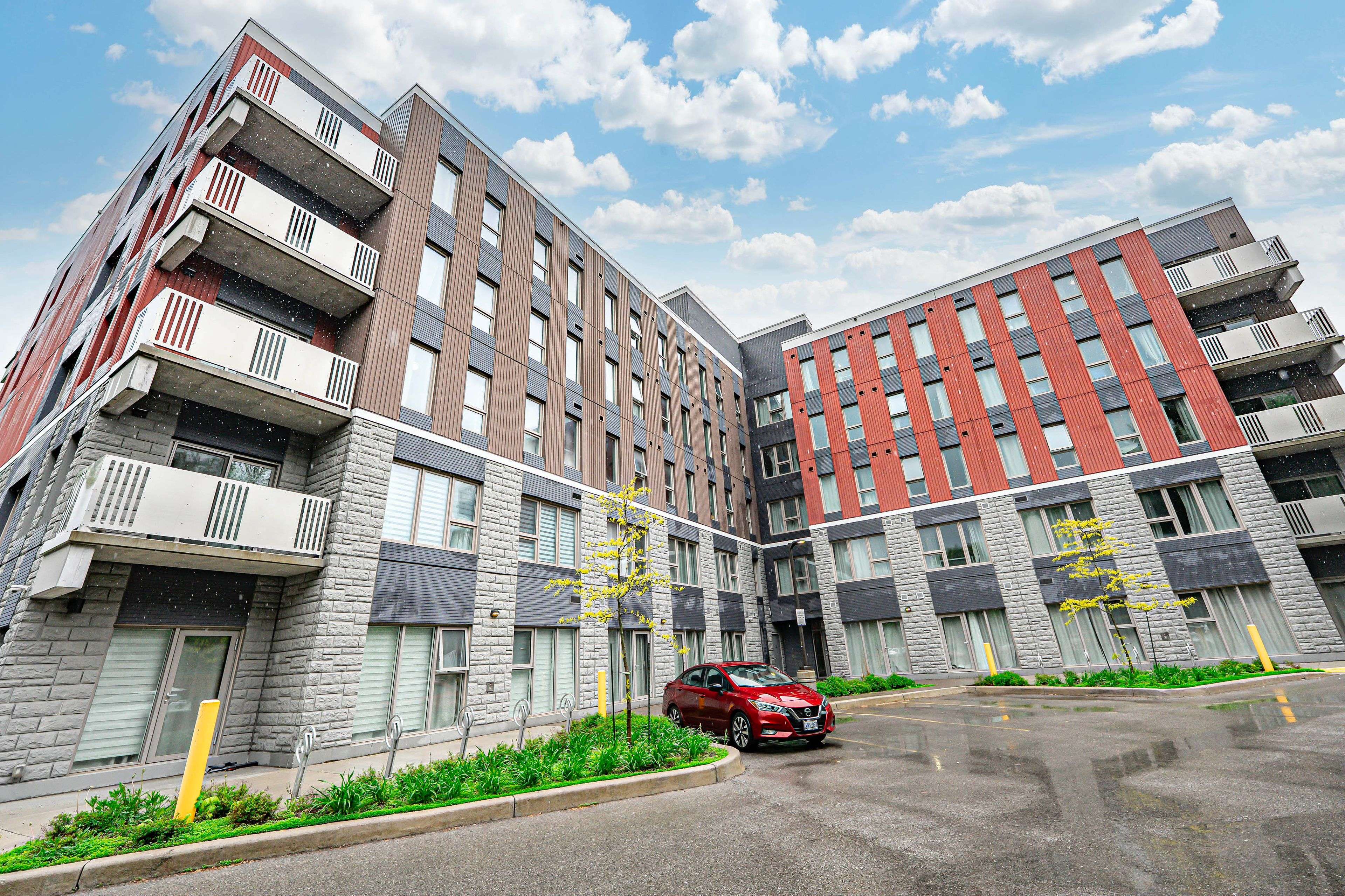 Hamilton, ON L8S 3A1,77 Leland ST #401