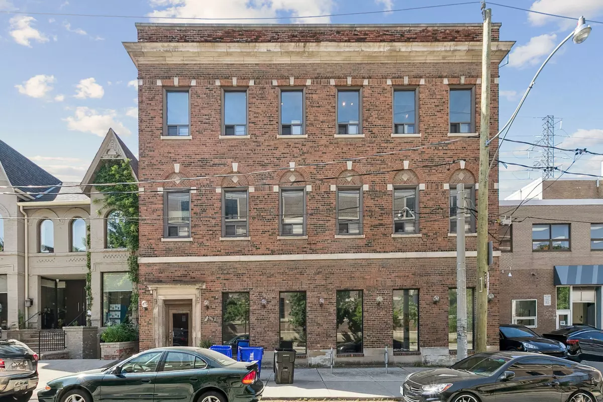 Toronto C02, ON M4V 1A4,287 Macpherson AVE #202
