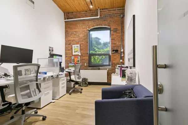 Toronto C02, ON M4V 1A4,287 Macpherson AVE #202