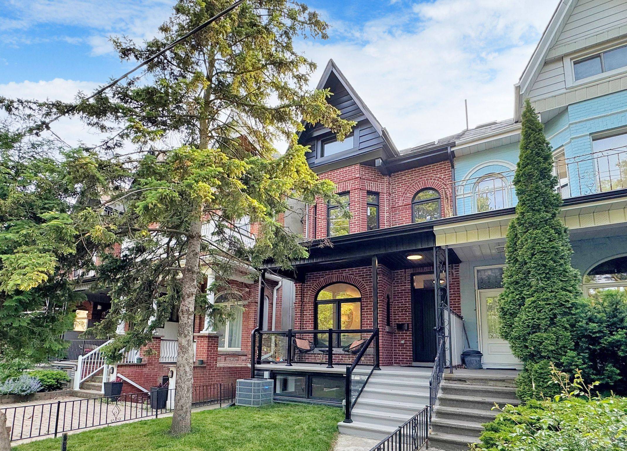 122 Crawford ST, Toronto C01, ON M6J 2V4
