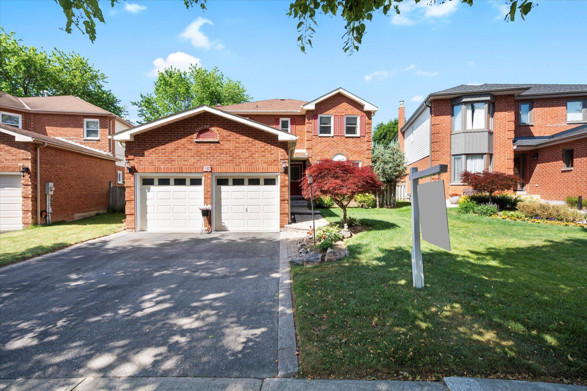 83 Lipton CRES,  Whitby,  ON L1R 1W9
