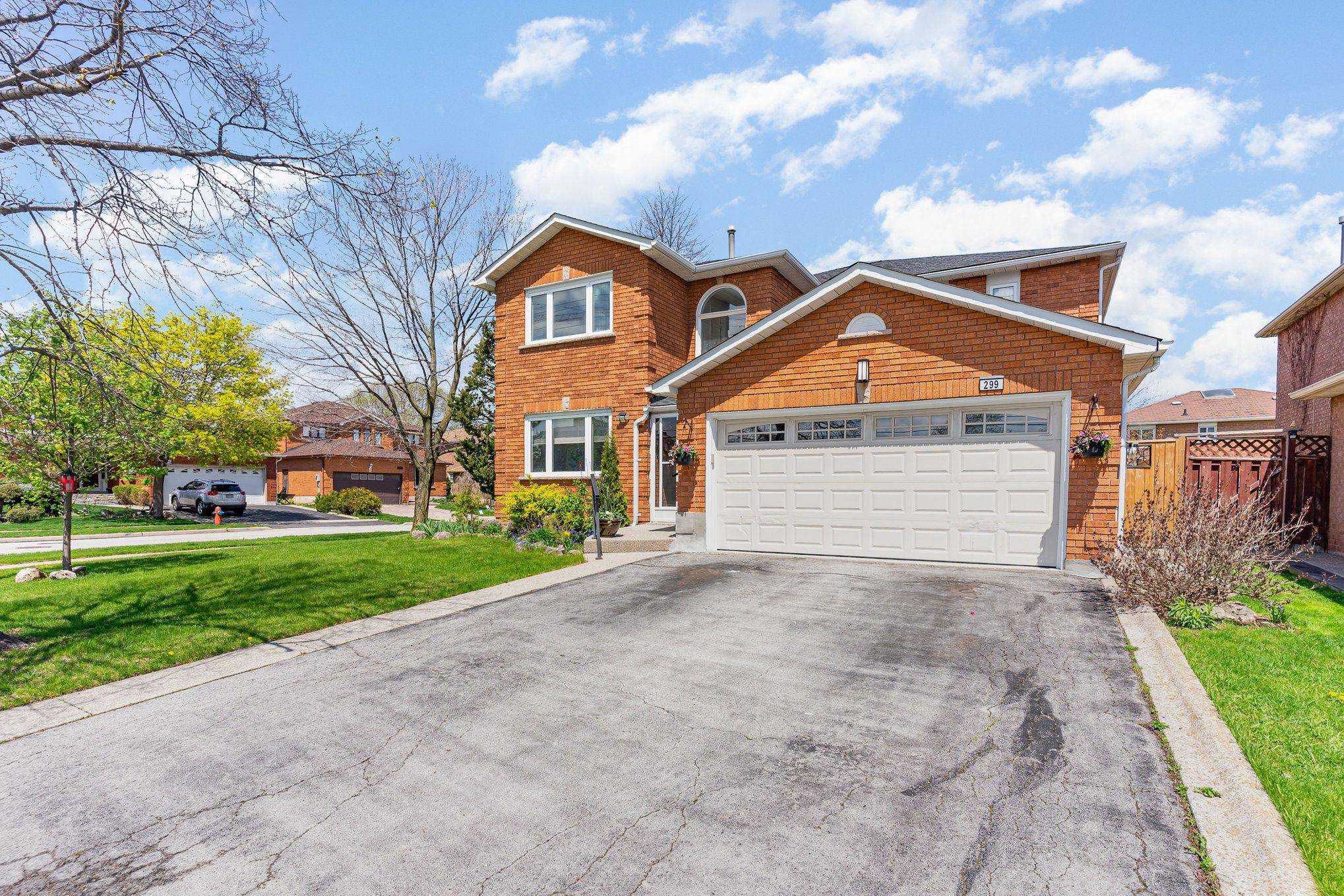 Oakville, ON L6H 4V3,299 Hickory CIR