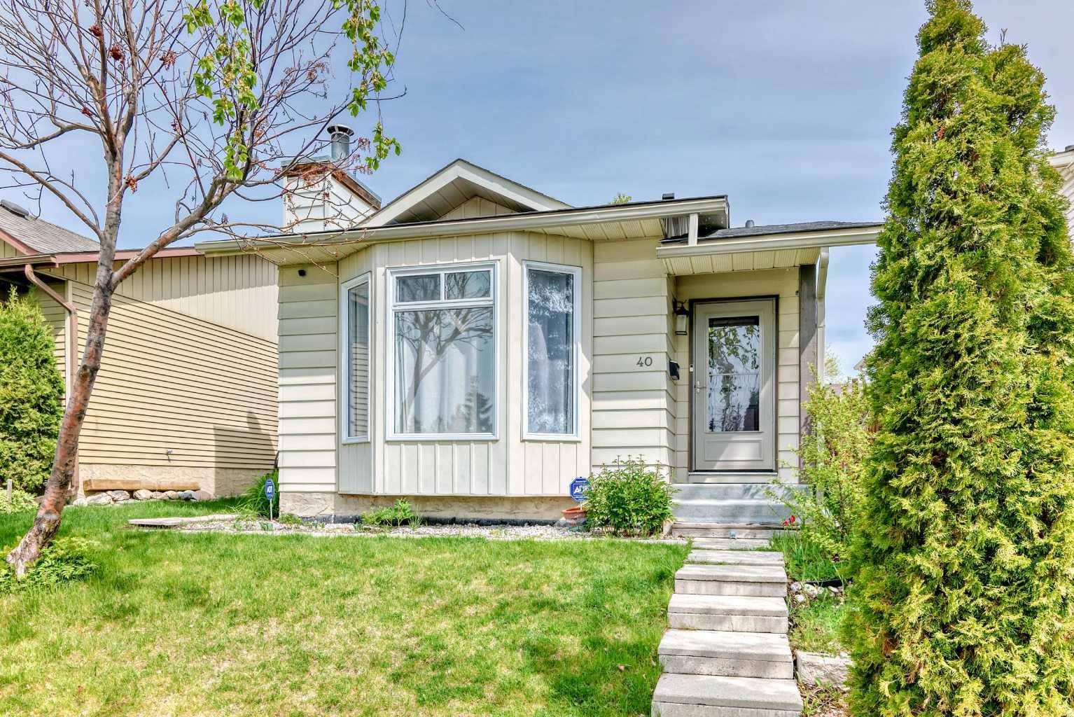 40 Rivervalley DR Southeast, Calgary, AB T2C 3K6