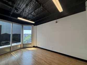 Calgary, AB T2S 0B1,524 17 AVE SW #300