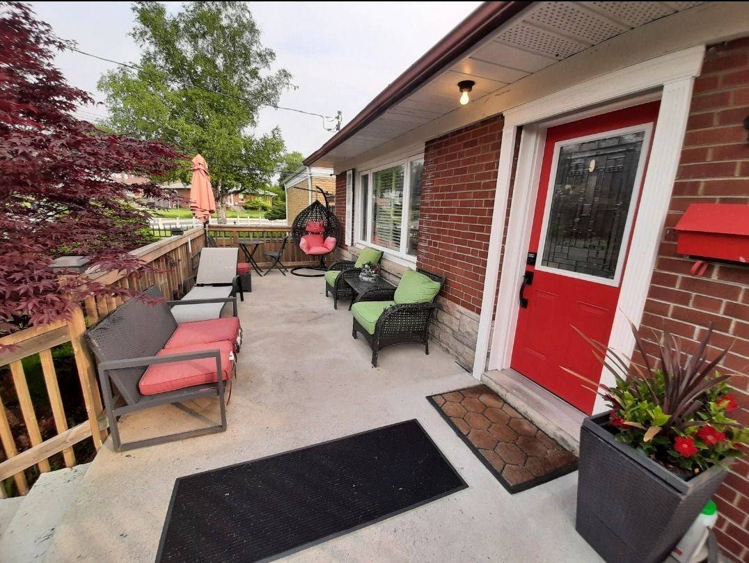 Toronto E04, ON M1P 1N5,52 Ellendale DR