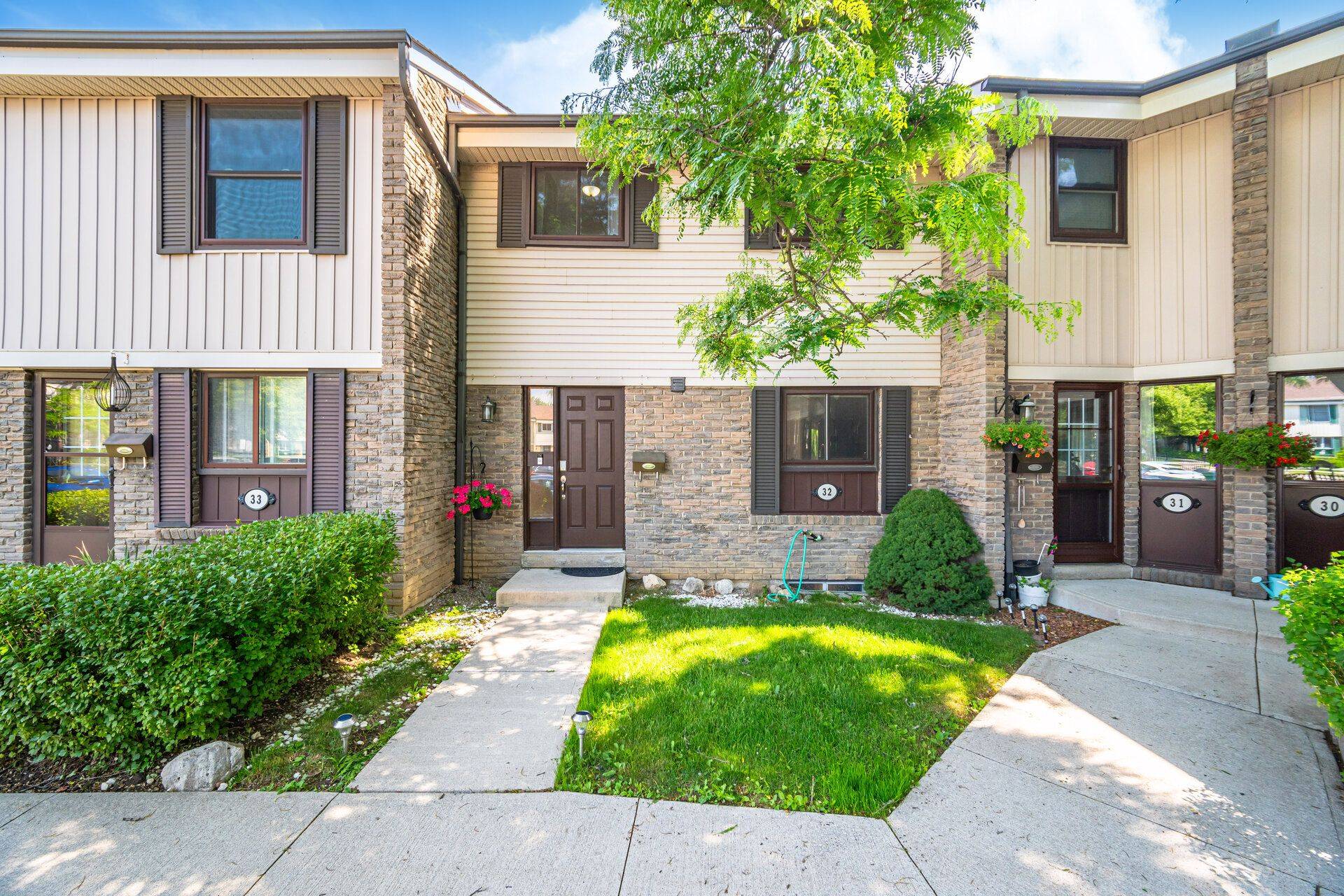 Mississauga, ON L5N 2E4,2779 Gananoque DR #32