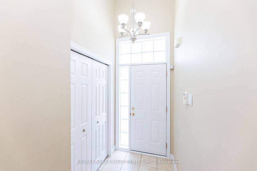 Oakville, ON L6M 5J8,2280 Baronwood DR #14
