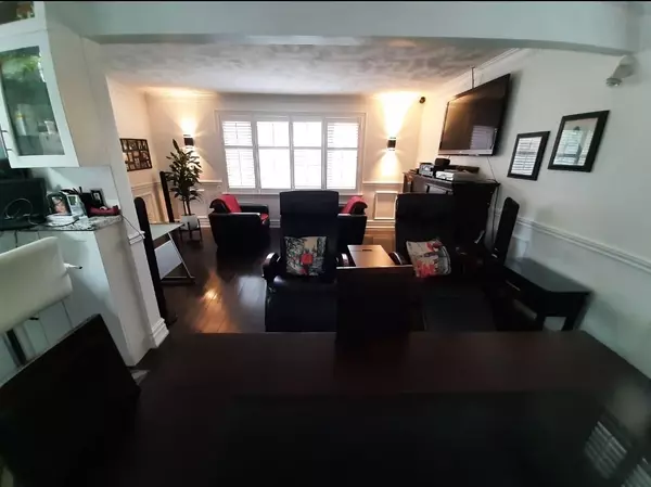 Toronto E04, ON M1P 1N5,52 Ellendale DR