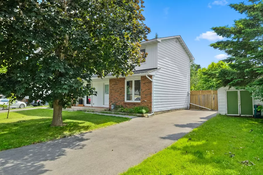 41 Dundegan DR, Kanata, ON K2L 1P7