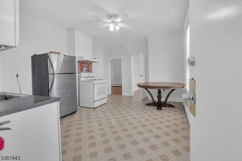 215 Delaware St #5, Elizabeth City, NJ 07206