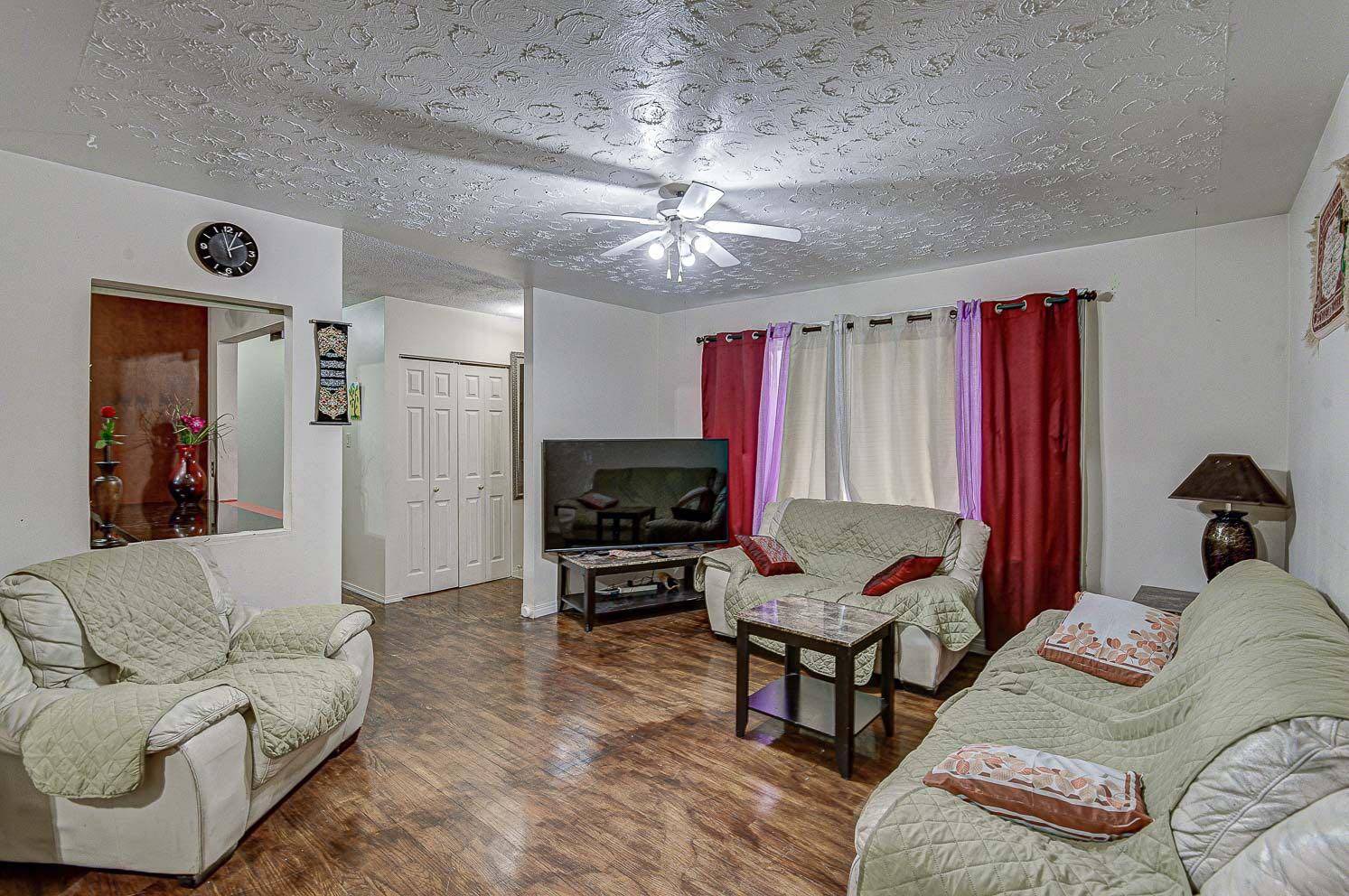 Calgary, AB T2B 1L7,2443 47 ST Southeast