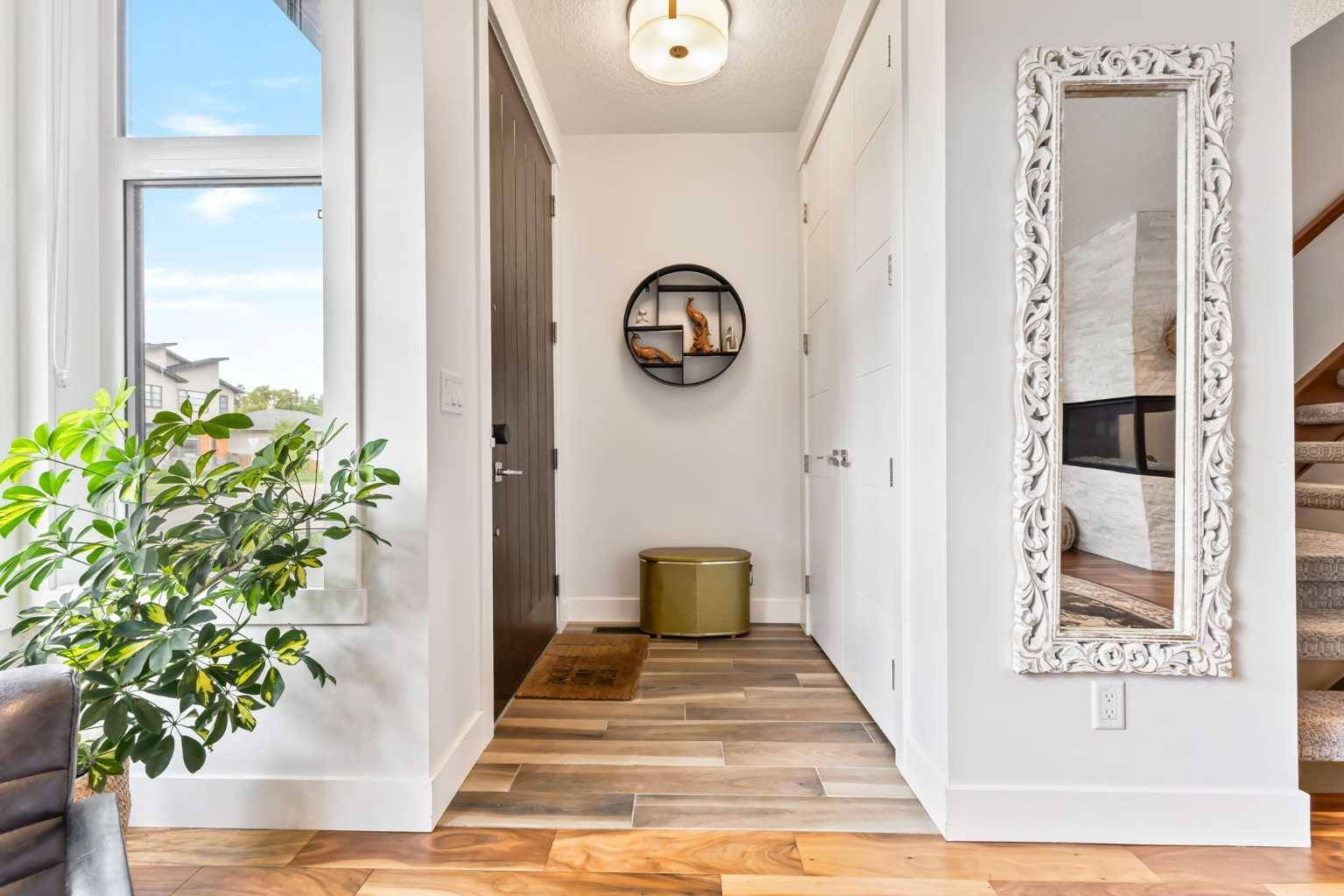 Calgary, AB T2M3S2,2530 17 ST NW