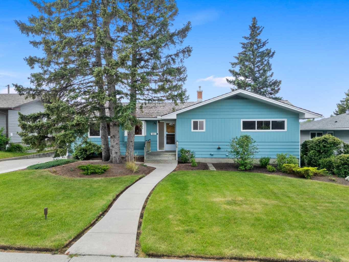 21 Glenview CRES SW,  Calgary,  AB T3E 4H6
