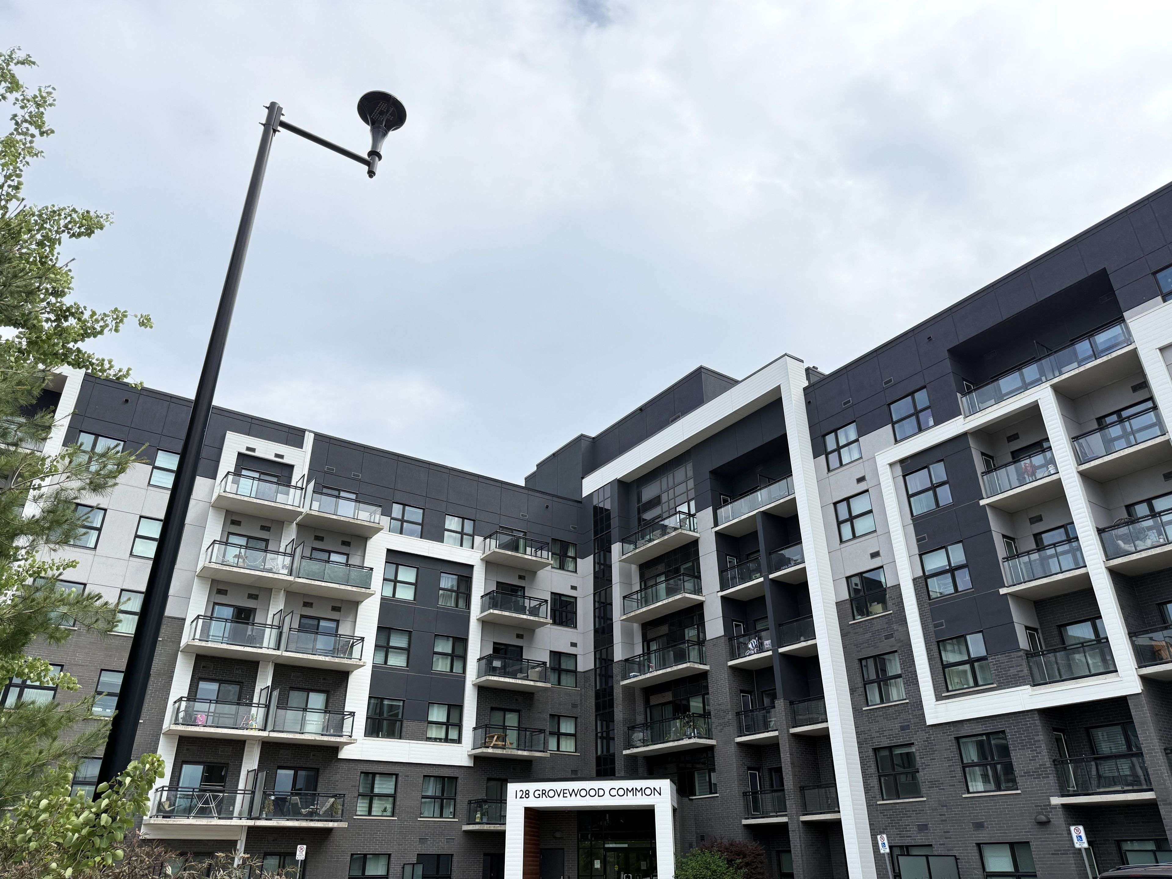 128 Grovewood Common #621, Oakville, ON L6H 0X3