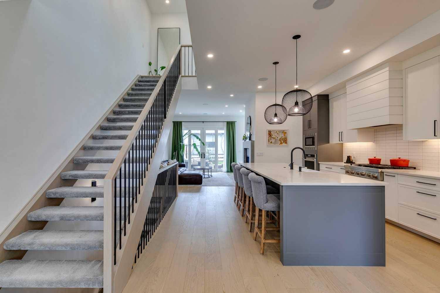 Calgary, AB T2T 1A6,2017 25 AVE Southwest