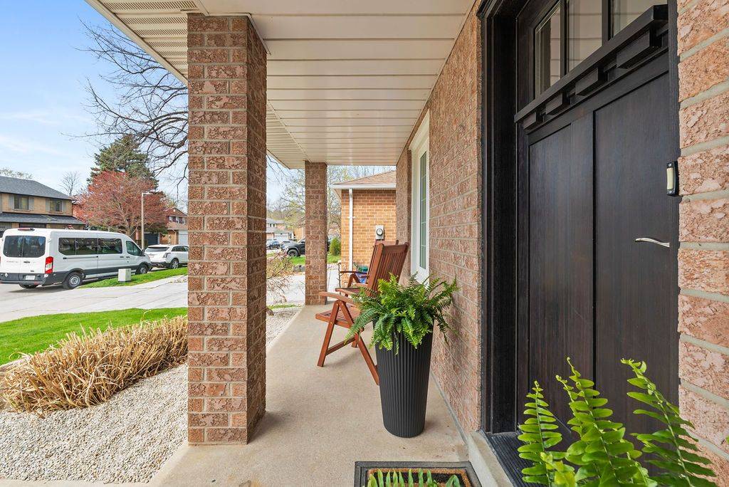Oakville, ON L6L 5Y1,143 Speyside DR