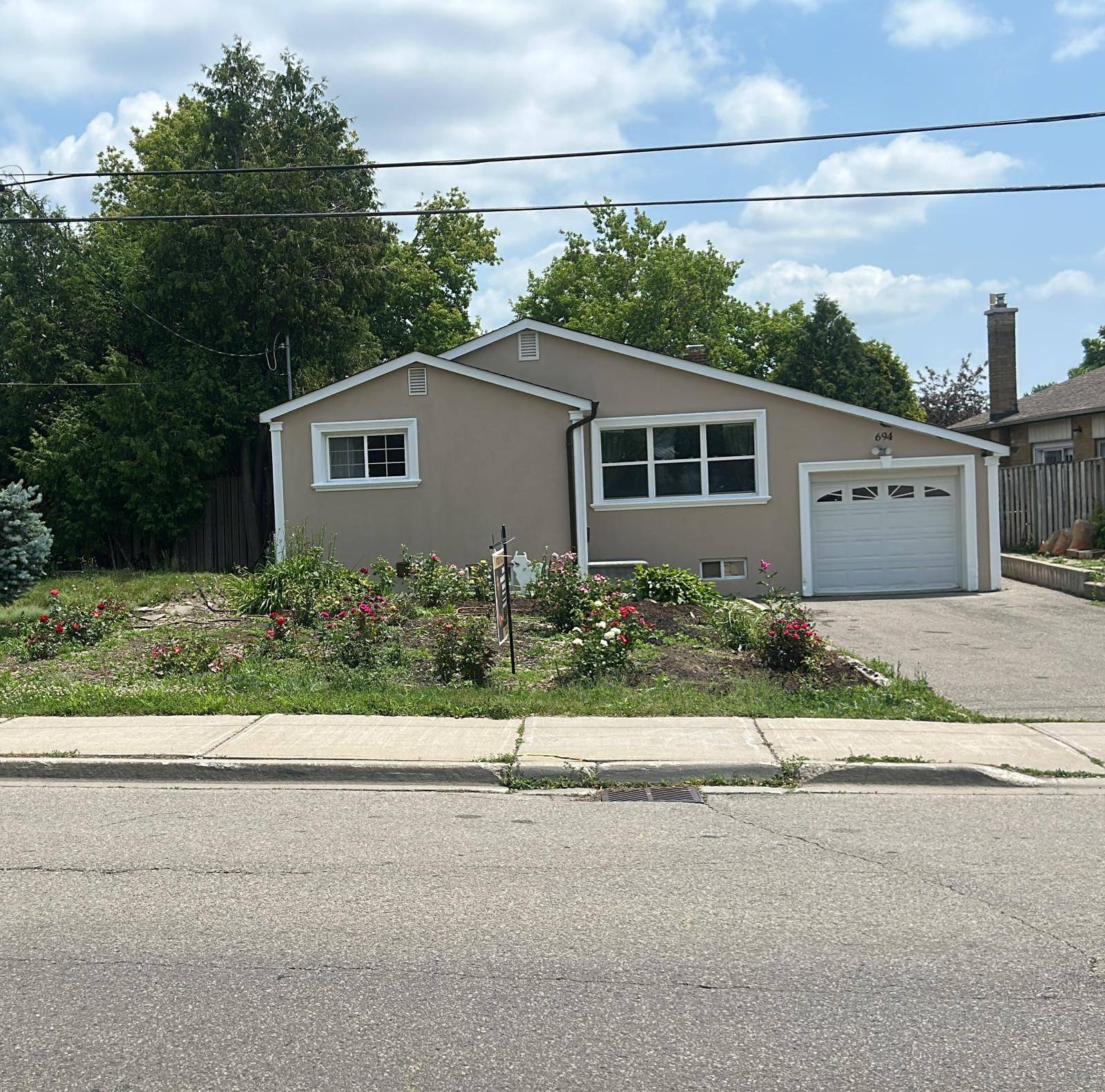 Mississauga, ON L5C 2H2,3694 Queenston DR