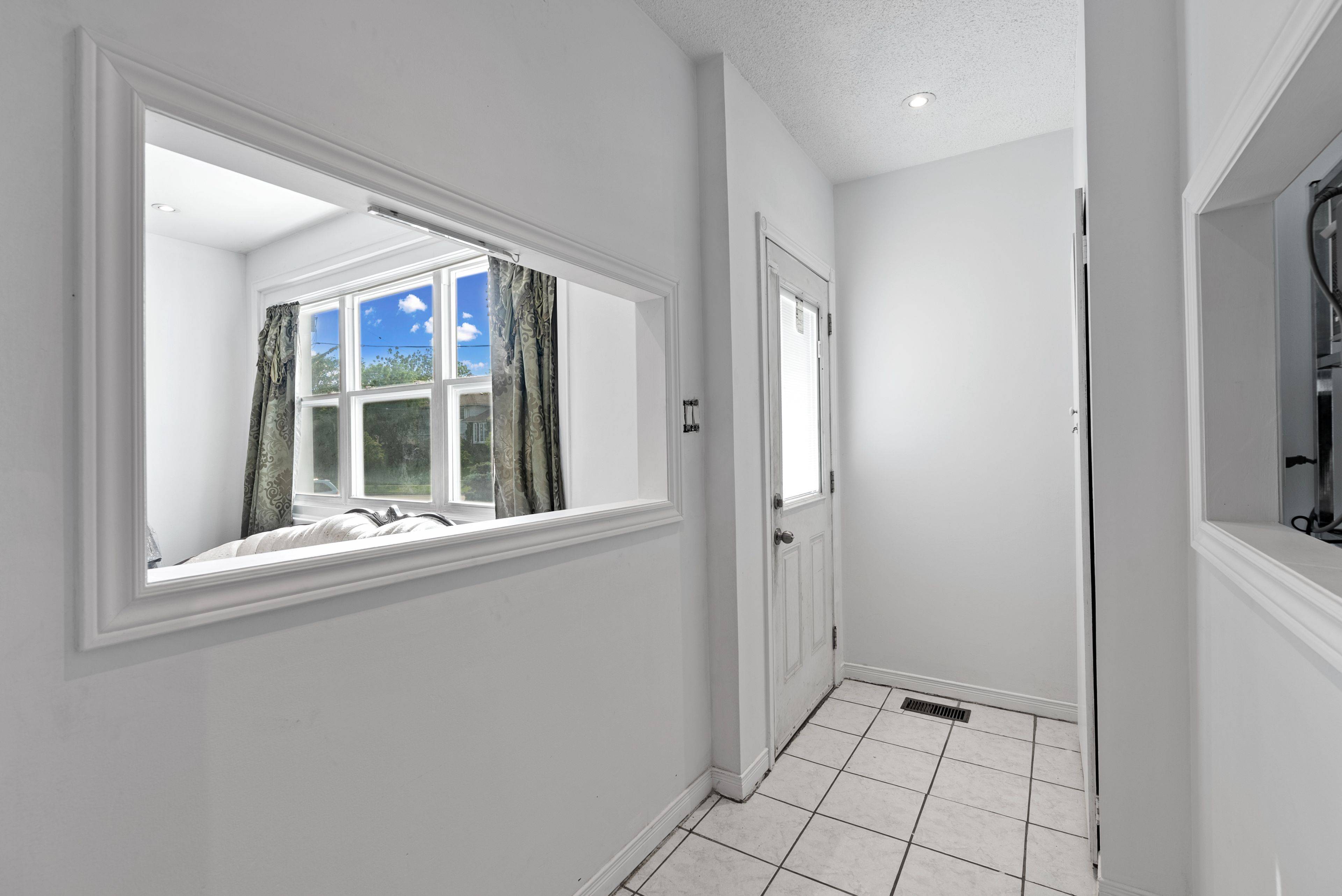 Mississauga, ON L5C 2H2,3694 Queenston DR