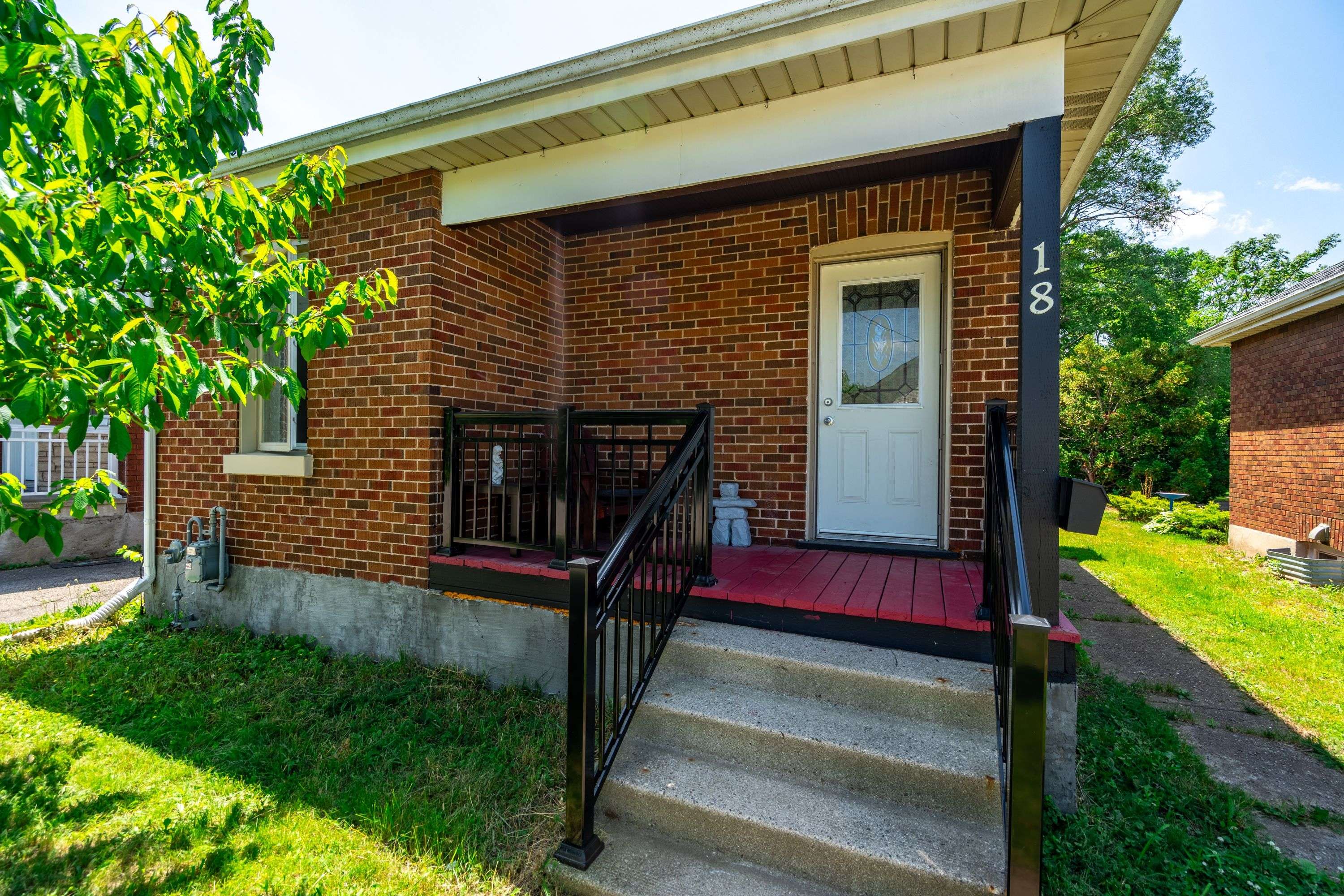 Brantford, ON N3R 2A4,18 Eastbourne ST