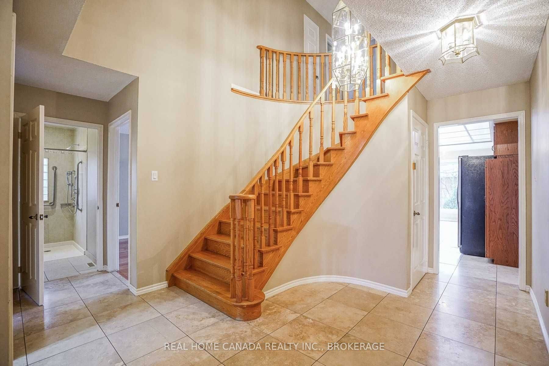 Mississauga, ON L5M 3E2,2056 Wincanton CRES