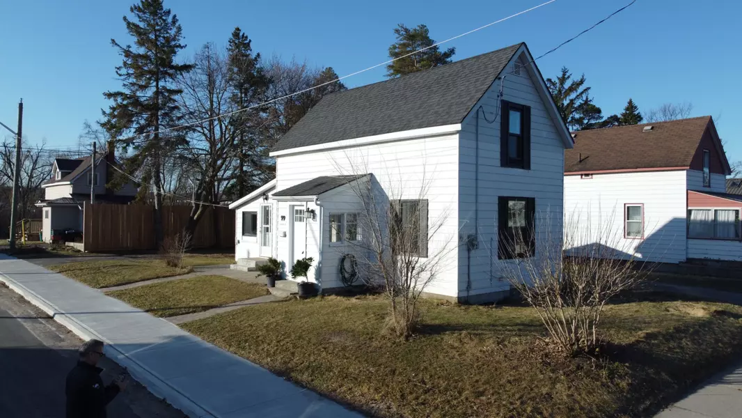 99 John ST W, Barrie, ON L4N 2K7
