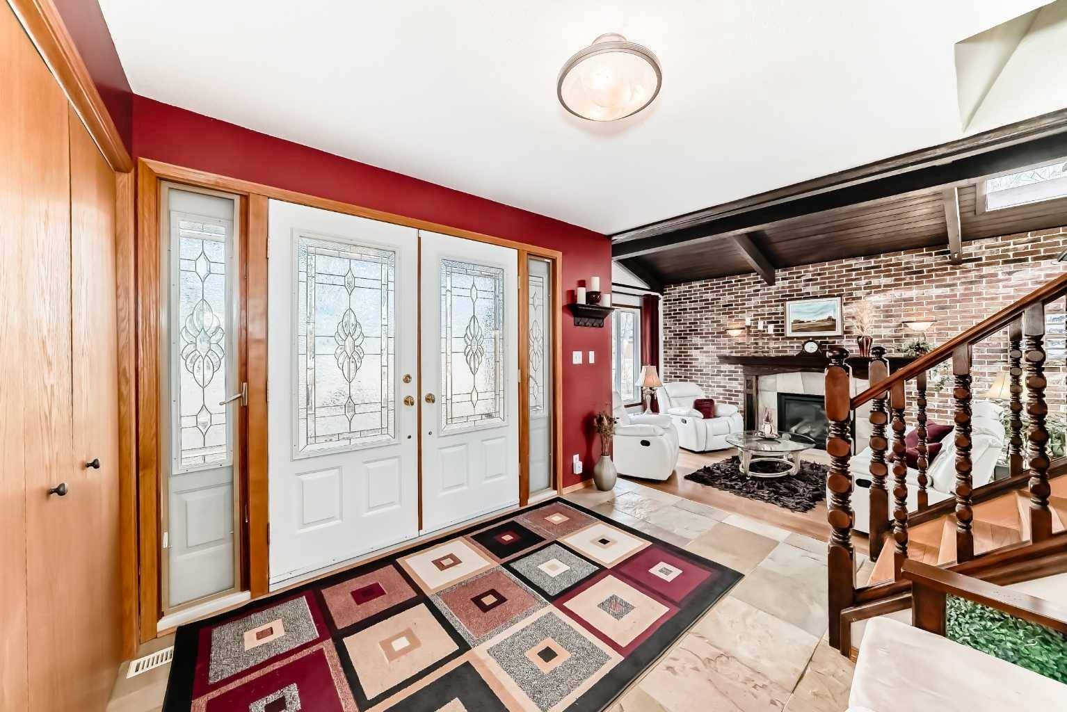 Chestermere, AB T1X 0M6,110 LAKE ERE EST