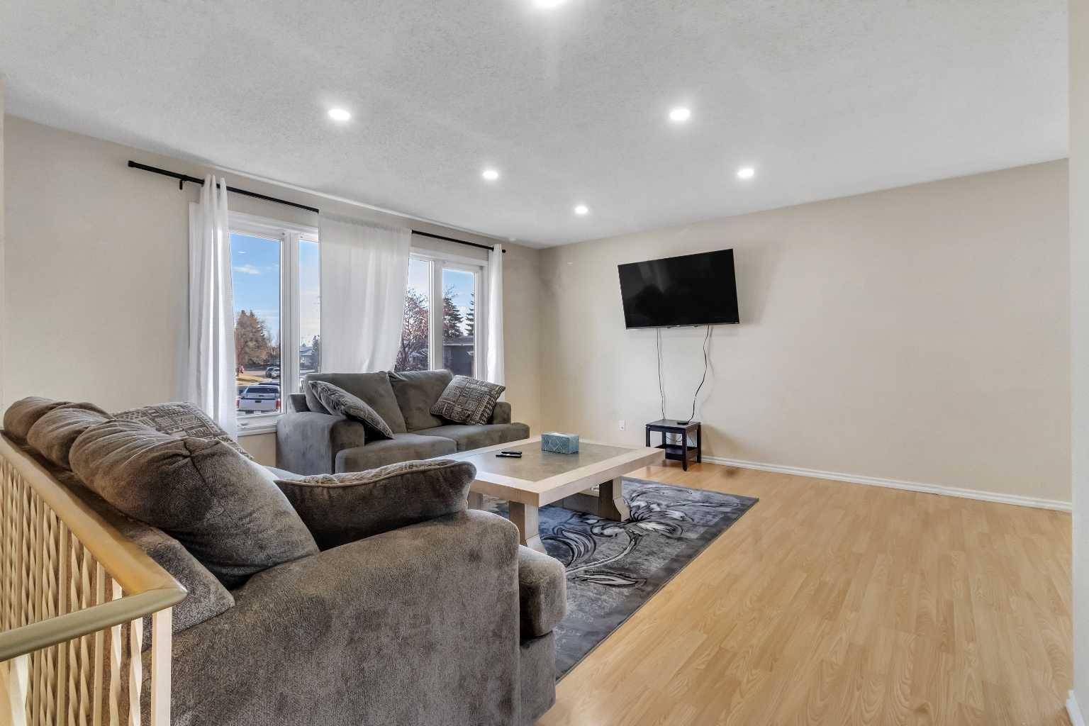 Calgary, AB T2A 4G2,348 Penworth WAY SE