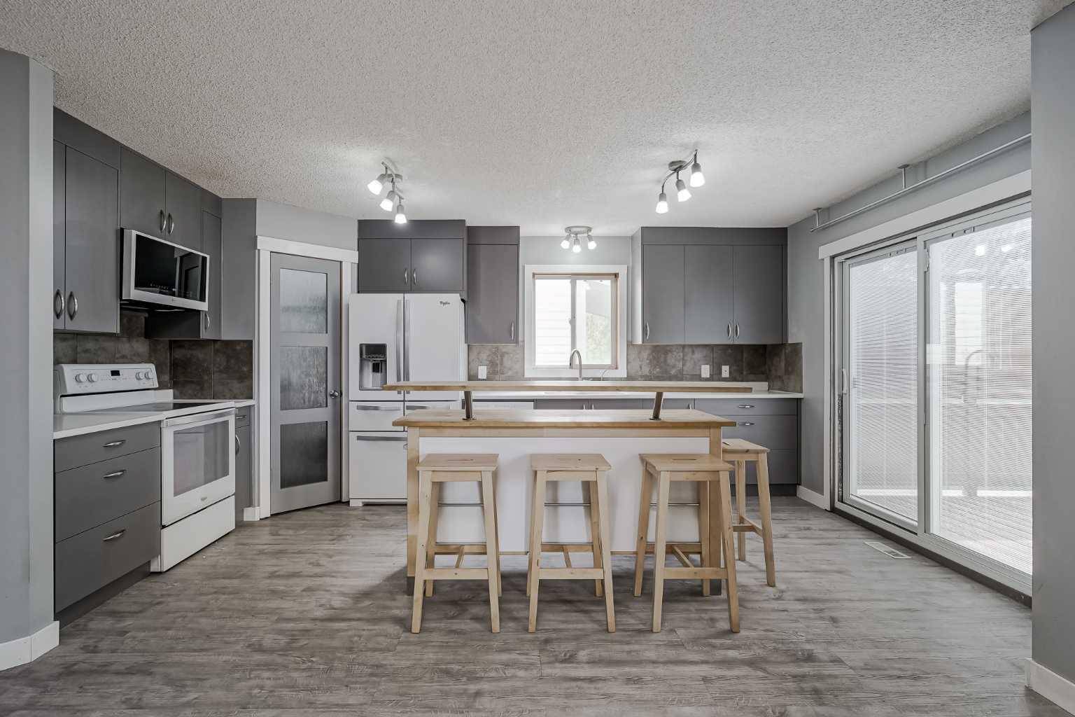 Calgary, AB T2Z 2J6,26 Mt Cornwall CIR Southeast