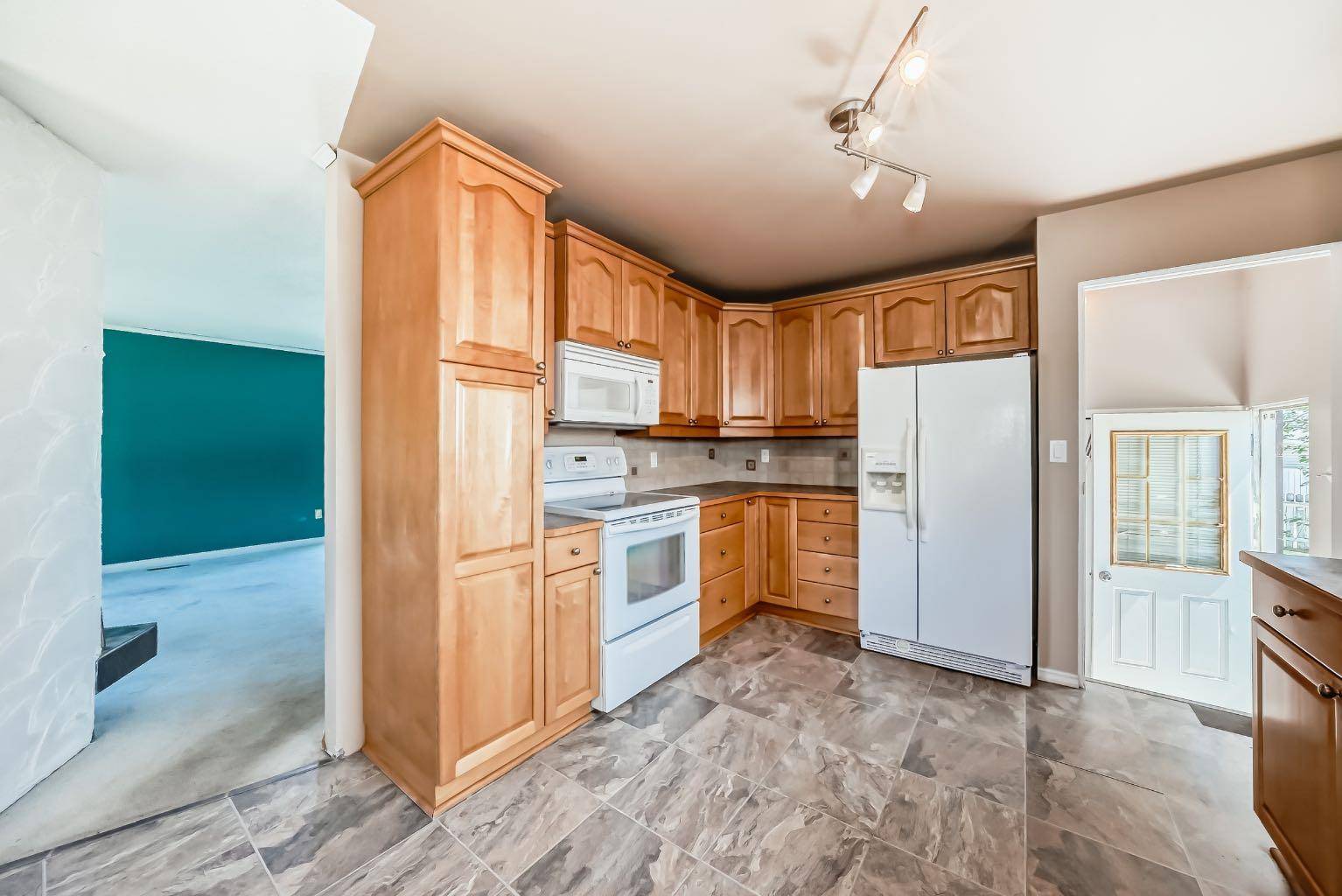 High River, AB T1V 1J1,418 Ellis CRES