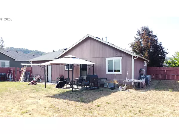 Roseburg, OR 97471,807 CALLAHAN DR
