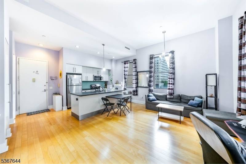 Jersey City, NJ 07304,4 Beacon Way