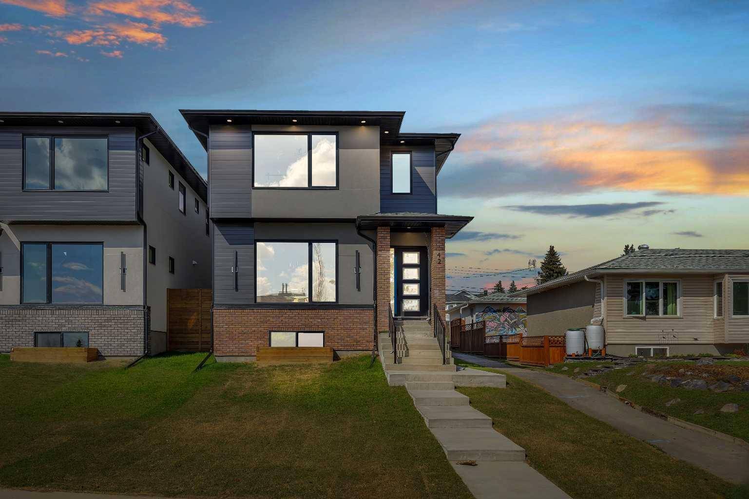 42 Collingwood PL NW, Calgary, AB T2L 0P9