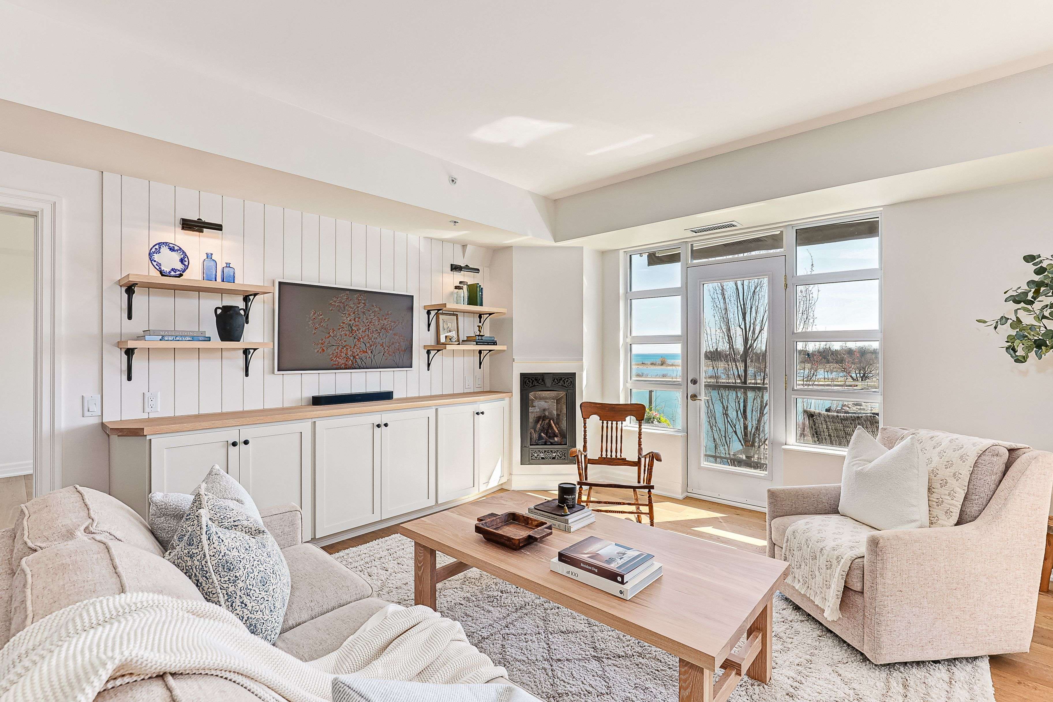 Collingwood, ON L9Y 0W2,1 Shipyard LN #310