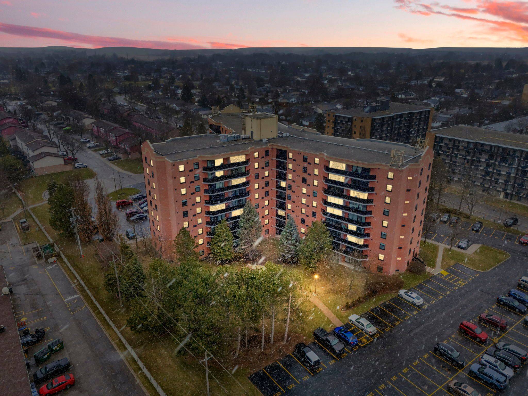 9 Bonheur CT #902, Brantford, ON N3P 1Z5