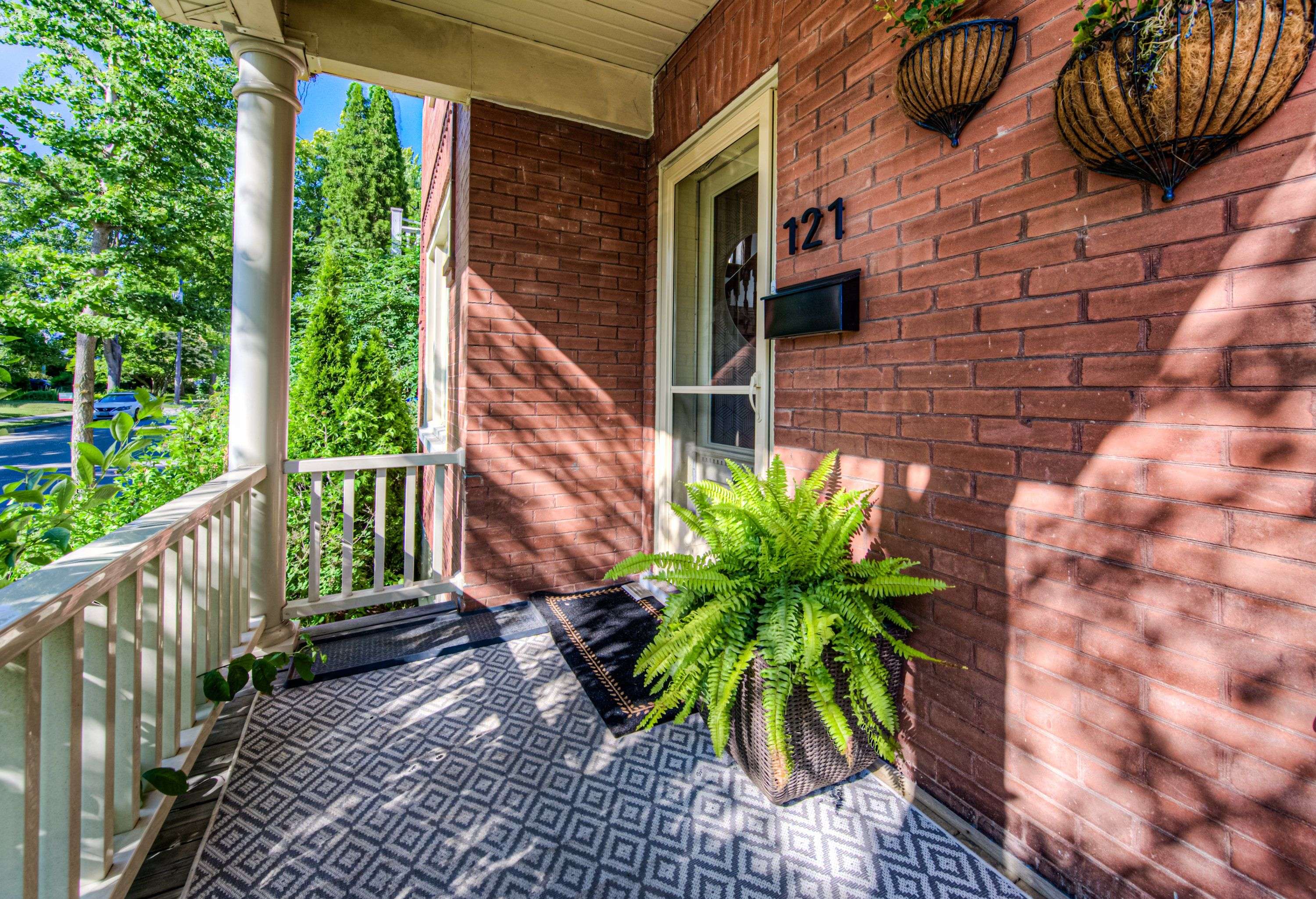 Kitchener, ON N2G 1Z4,121 Water ST S