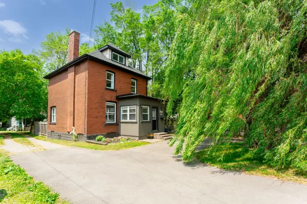Hamilton, ON L8H 6Z4,826 Beach BLVD