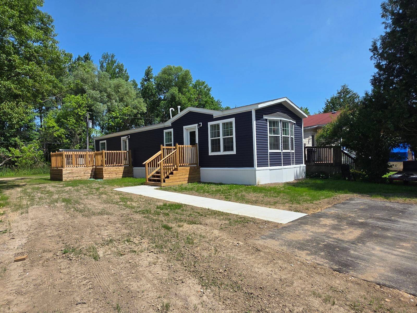 40 Shamrock CRES, Essa, ON L3W 0A5