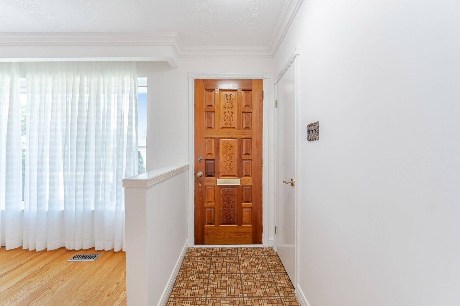 Mississauga, ON L5A 2C3,588 Hyacinthe BLVD