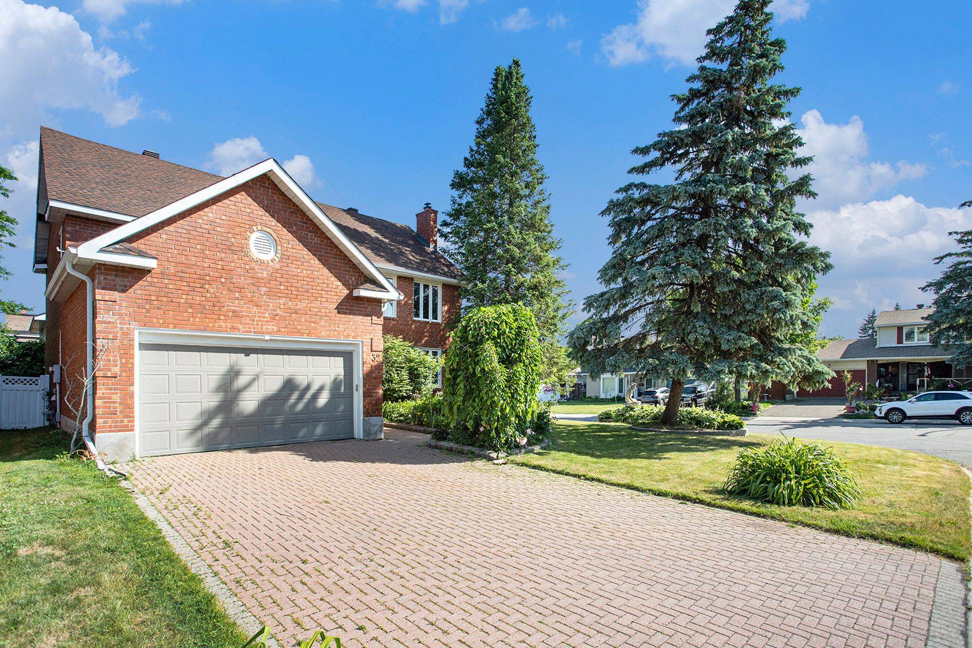 South Of Baseline To Knoxdale, ON K2H 9A4,32 Paula CRES